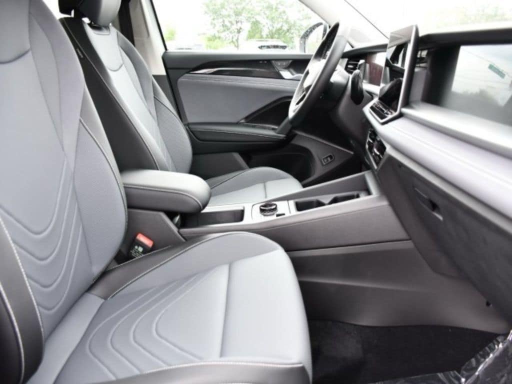 2025 Volkswagen Tiguan SE - Photo 30