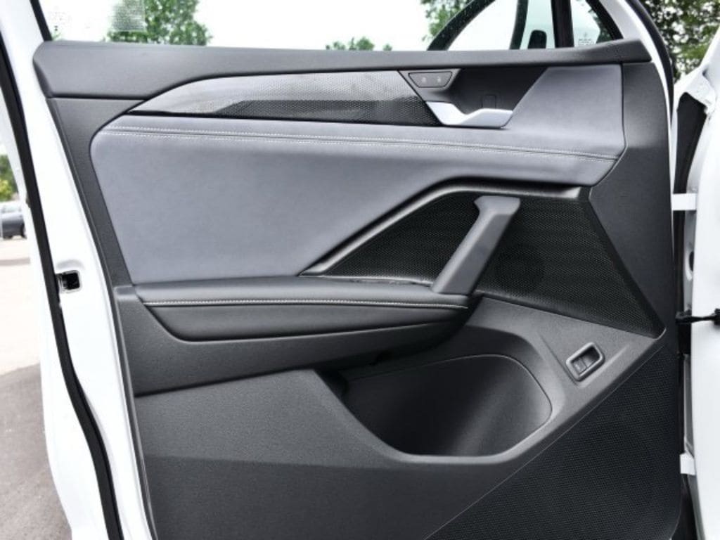 2025 Volkswagen Tiguan SE - Photo 10