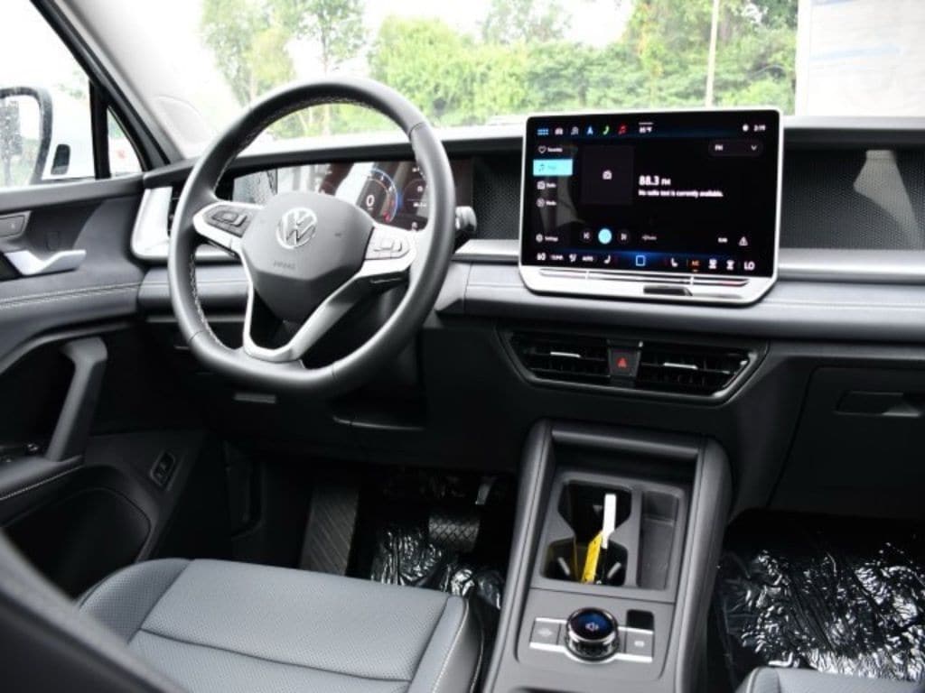 2025 Volkswagen Tiguan SE - Photo 20