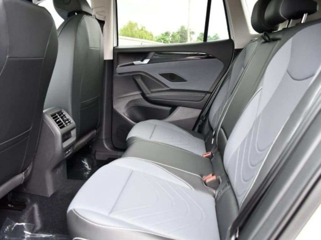 2025 Volkswagen Tiguan SE - Photo 18