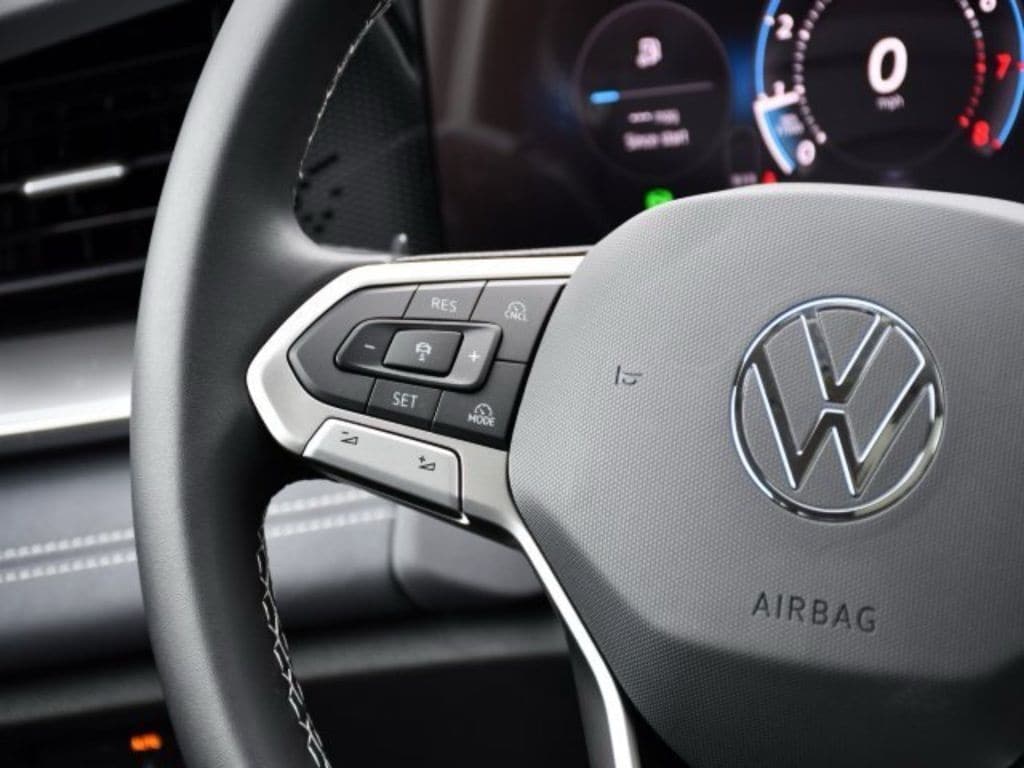 2025 Volkswagen Tiguan SE - Photo 23