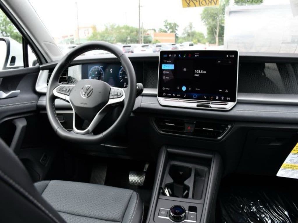 2025 Volkswagen Tiguan SE - Photo 18