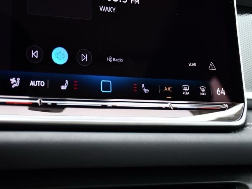 2025 Volkswagen Tiguan SE - Photo 14