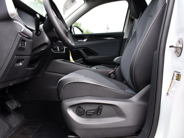 2025 Volkswagen Tiguan SE - Photo 12