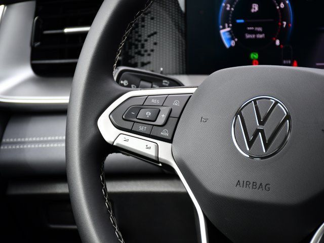 2025 Volkswagen Tiguan SE - Photo 21