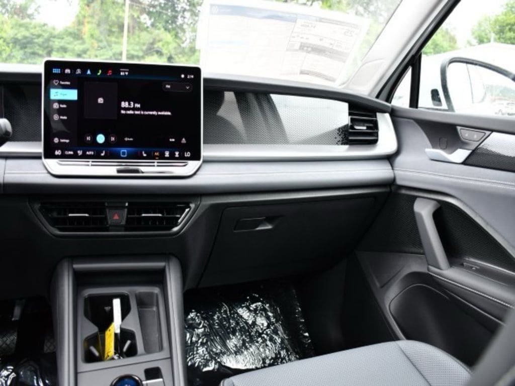 2025 Volkswagen Tiguan SE - Photo 21