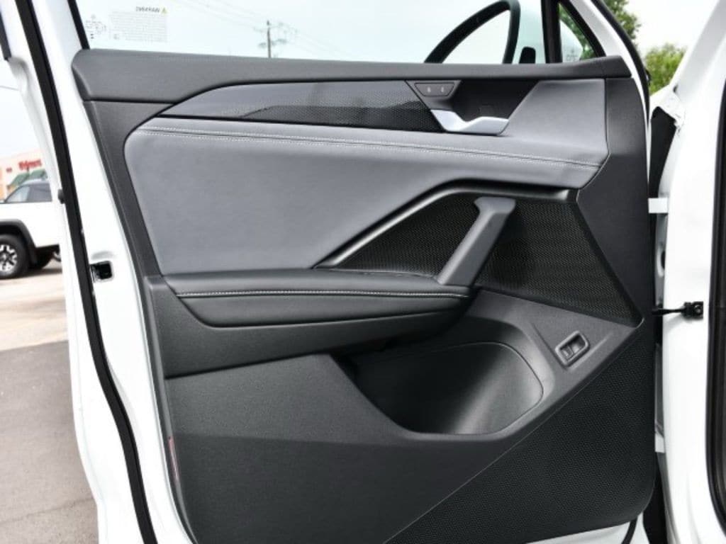 2025 Volkswagen Tiguan SE - Photo 10