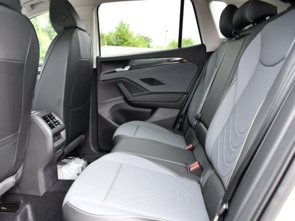 2025 Volkswagen Tiguan SE - Photo 16