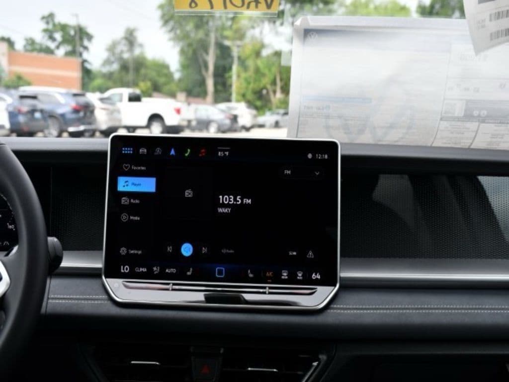 2025 Volkswagen Tiguan SE - Photo 24