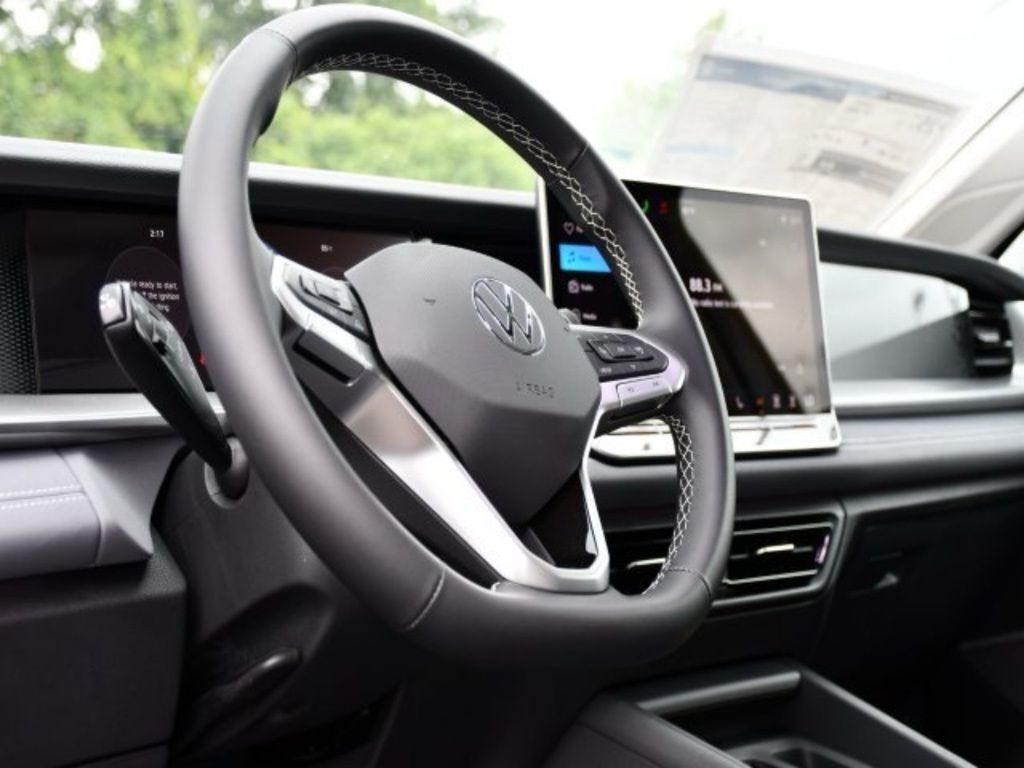 2025 Volkswagen Tiguan SE - Photo 11