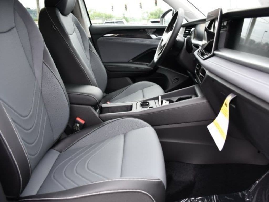 2025 Volkswagen Tiguan SE - Photo 28