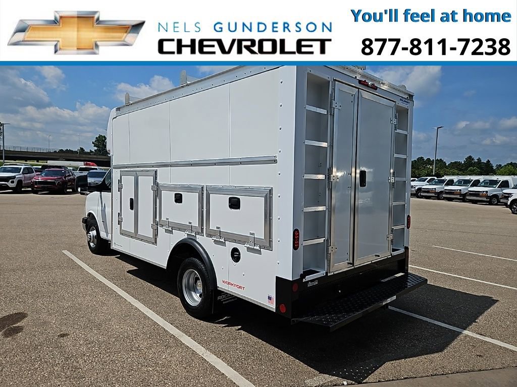 2025 Chevrolet Express Cutaway 3500 photo 3