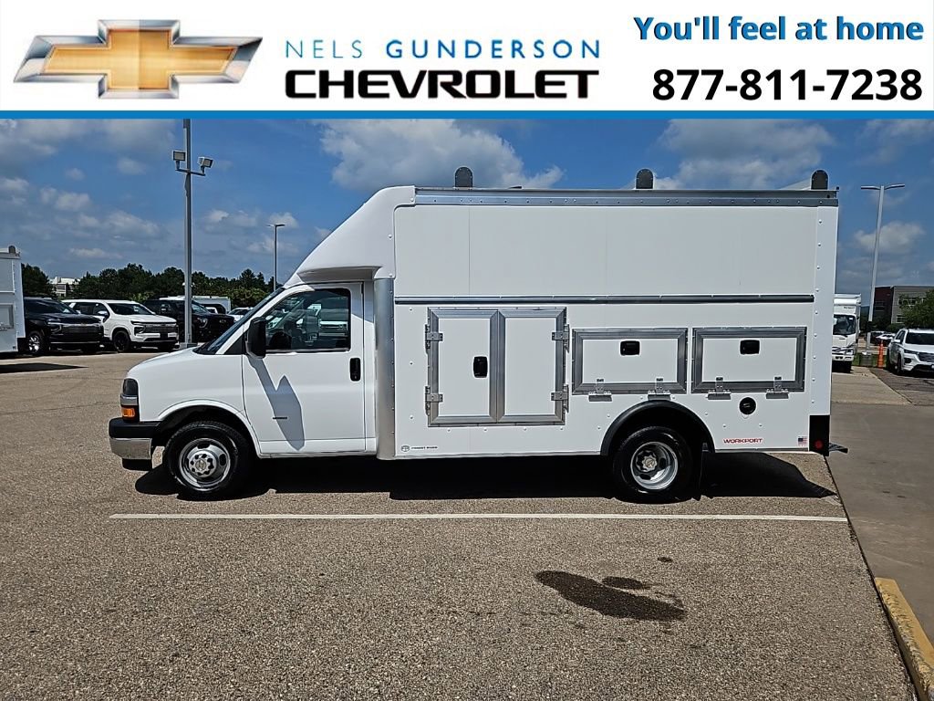 2025 Chevrolet Express Cutaway 3500 photo 2
