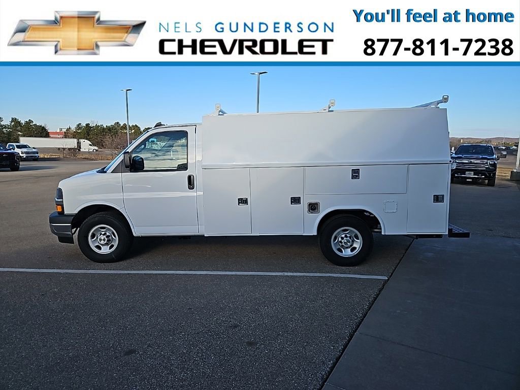 2025 Chevrolet Express Cutaway 3500 photo 2