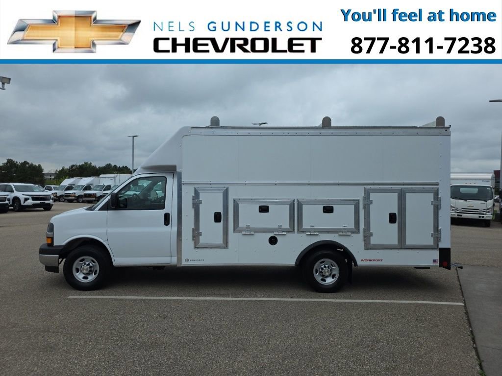 2025 Chevrolet Express Cutaway 3500 photo 2