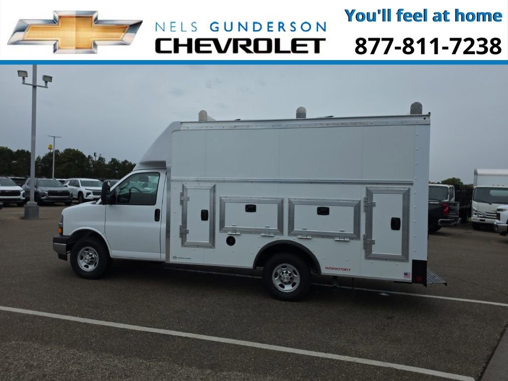 2025 Chevrolet Express Cutaway 3500 photo 2