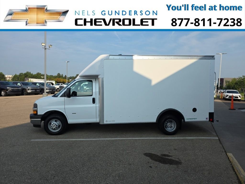 2025 Chevrolet Express Cutaway 3500 photo 2