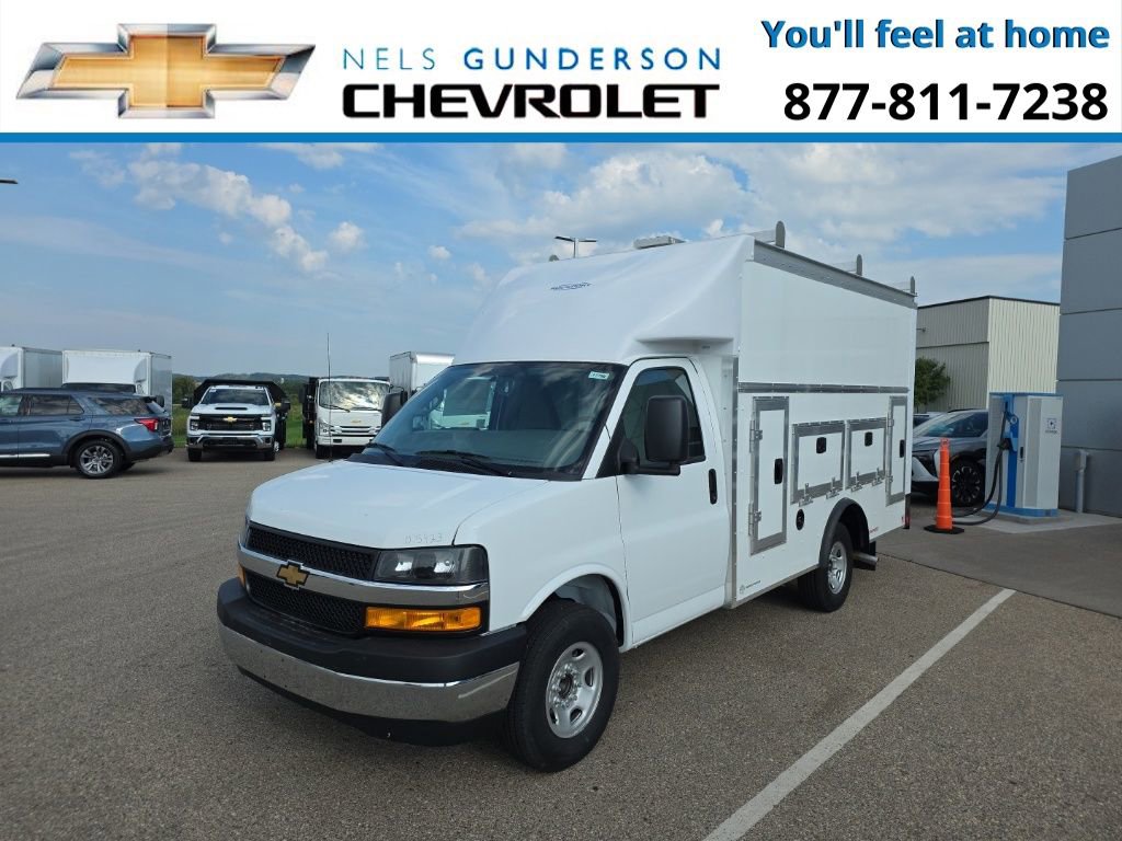 2025 Chevrolet Express Cutaway 3500 photo 2