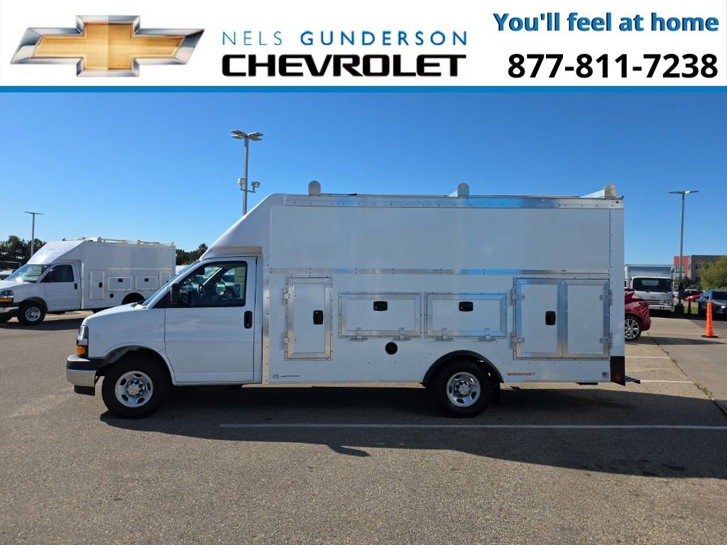 2025 Chevrolet Express Cutaway 3500 photo 2