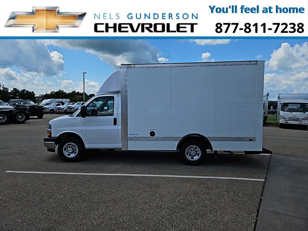 2025 Chevrolet Express Cutaway 3500 photo 2