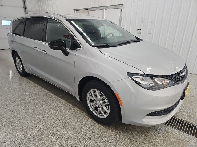 2026 Chrysler Voyager LX - Photo 6