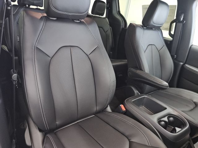 2026 Chrysler Voyager LX - Photo 13