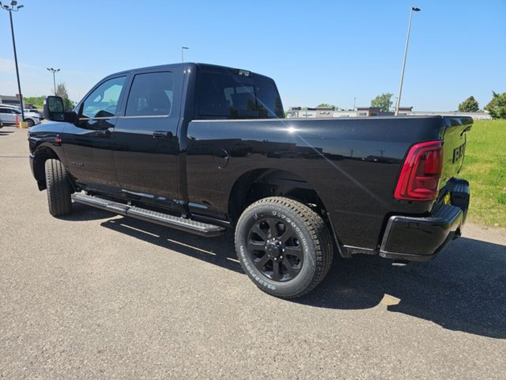 New 2026 Ram 3500 LARAMIE CREW CAB 4X4 6'4 BOX Pickup