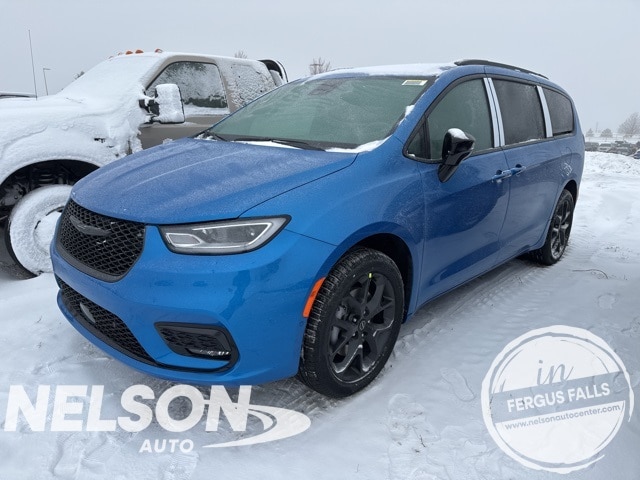 2026 Chrysler Pacifica Select's photo