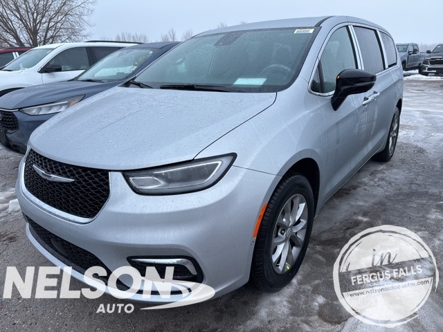 2026 Chrysler Pacifica Select's photo