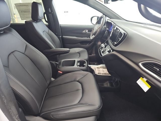 2026 Chrysler Voyager LX - Photo 12