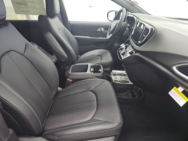 2026 Chrysler Voyager LX - Photo 12