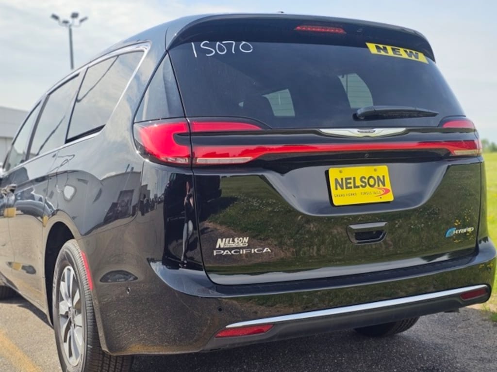 New 2025 Chrysler Pacifica Hybrid PACIFICA PLUG-IN HYBRID SELECT Passenger Van
