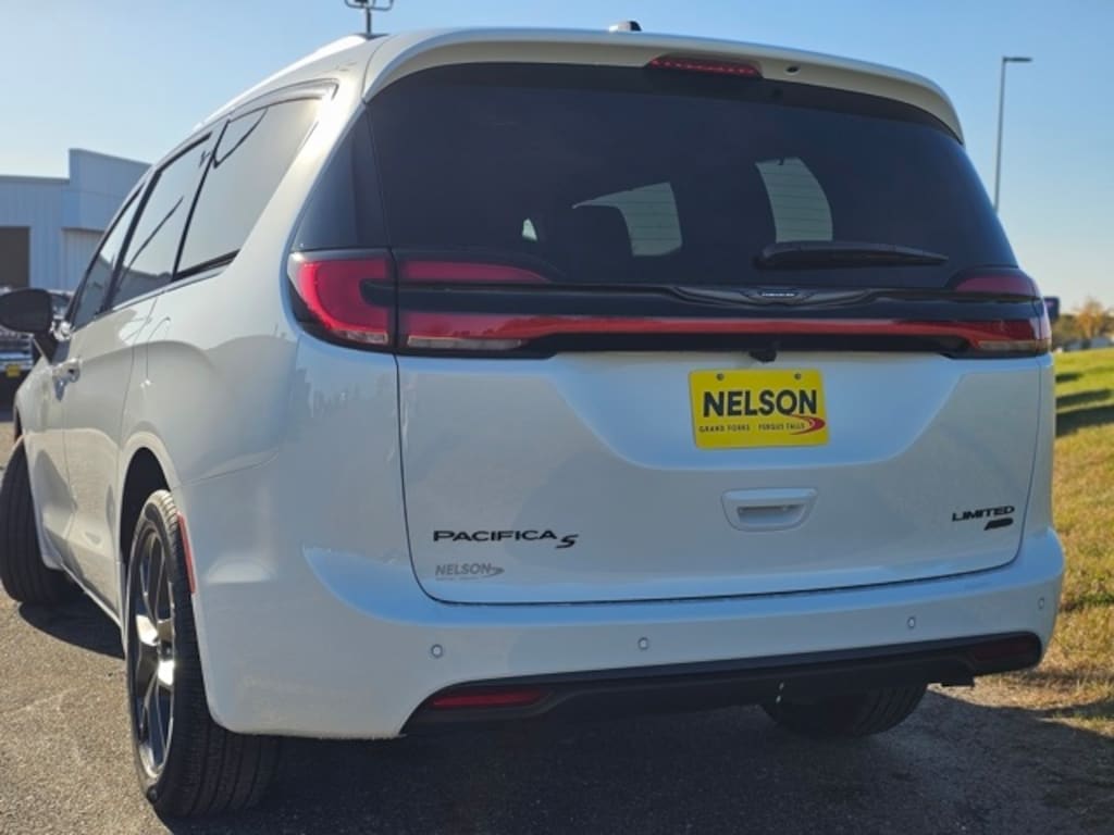 New 2026 Chrysler Pacifica LIMITED AWD Passenger Van