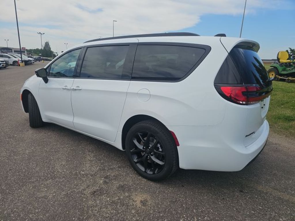 New 2027 Chrysler Pacifica LIMITED AWD Passenger Van