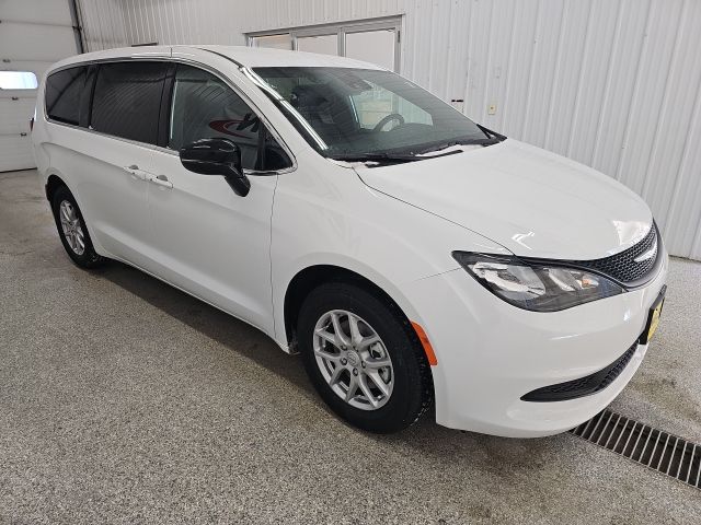 2026 Chrysler Voyager LX - Photo 6