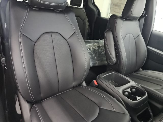 2026 Chrysler Voyager LX - Photo 13