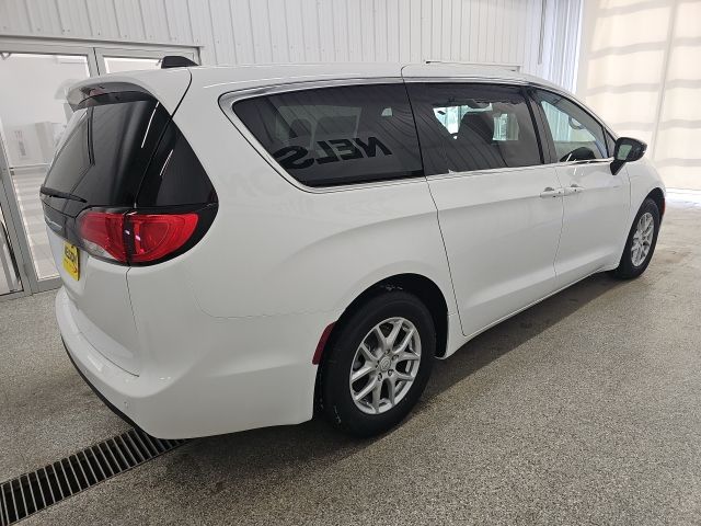 2026 Chrysler Voyager LX - Photo 7
