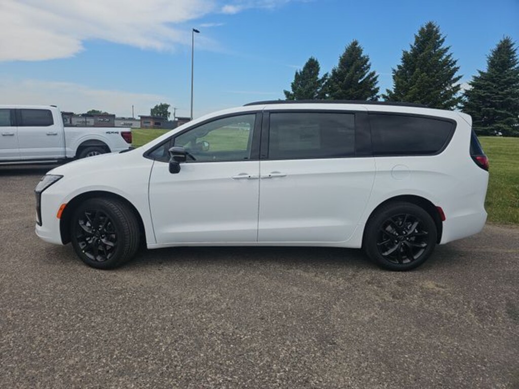 New 2027 Chrysler Pacifica LIMITED AWD Passenger Van
