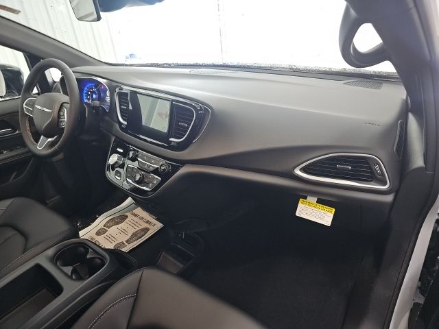 2026 Chrysler Voyager LX - Photo 11