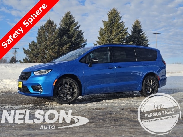 2026 Chrysler Pacifica Select's photo