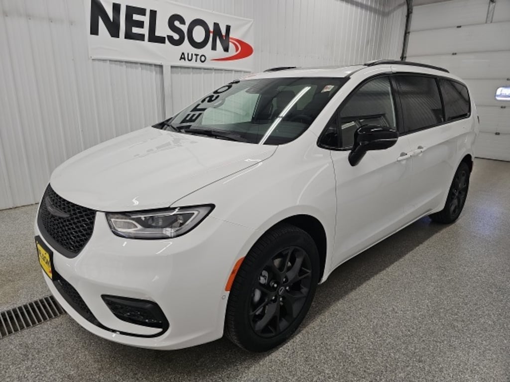 New 2026 Chrysler Pacifica LIMITED AWD Passenger Van