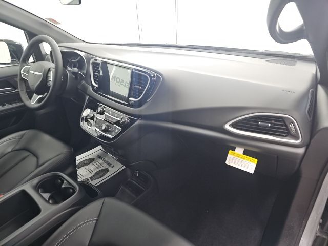 2026 Chrysler Voyager LX - Photo 11