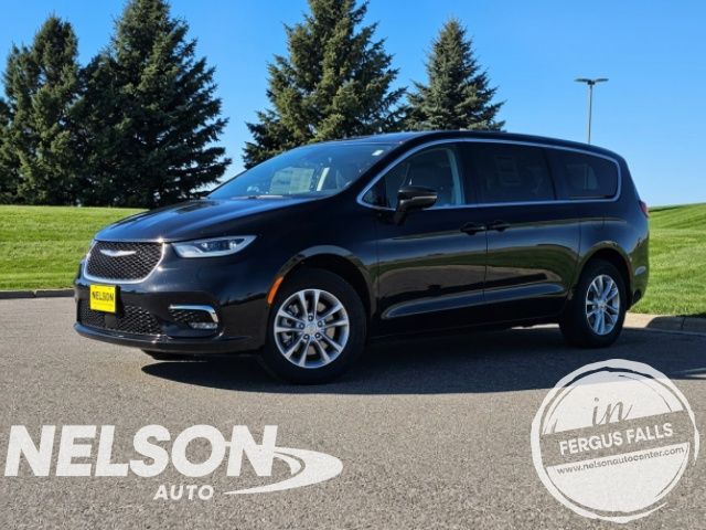 2026 Chrysler Pacifica Select AWD's photo