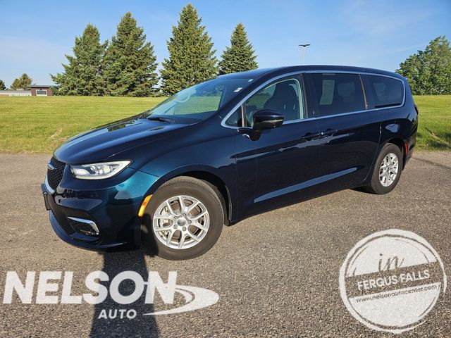 2023 Chrysler Pacifica Touring L's photo
