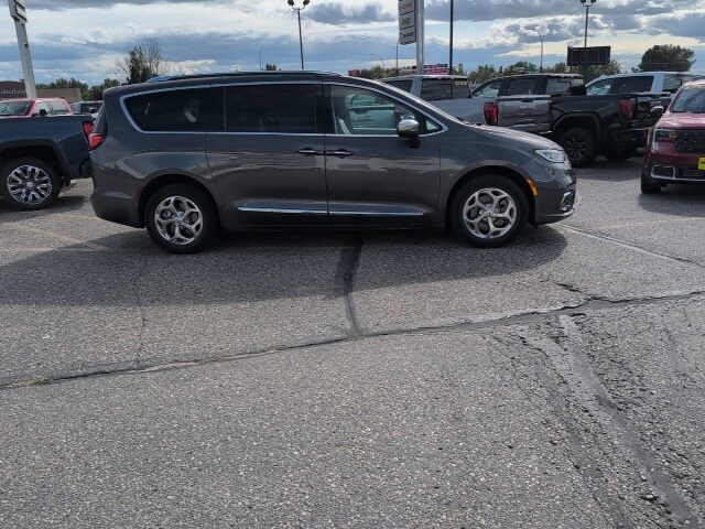 2021 Chrysler Pacifica Limited photo 3