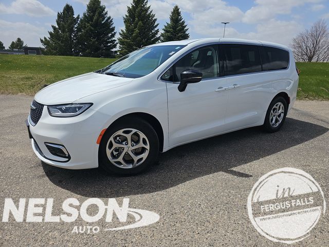 2024 Chrysler Pacifica Limited's photo