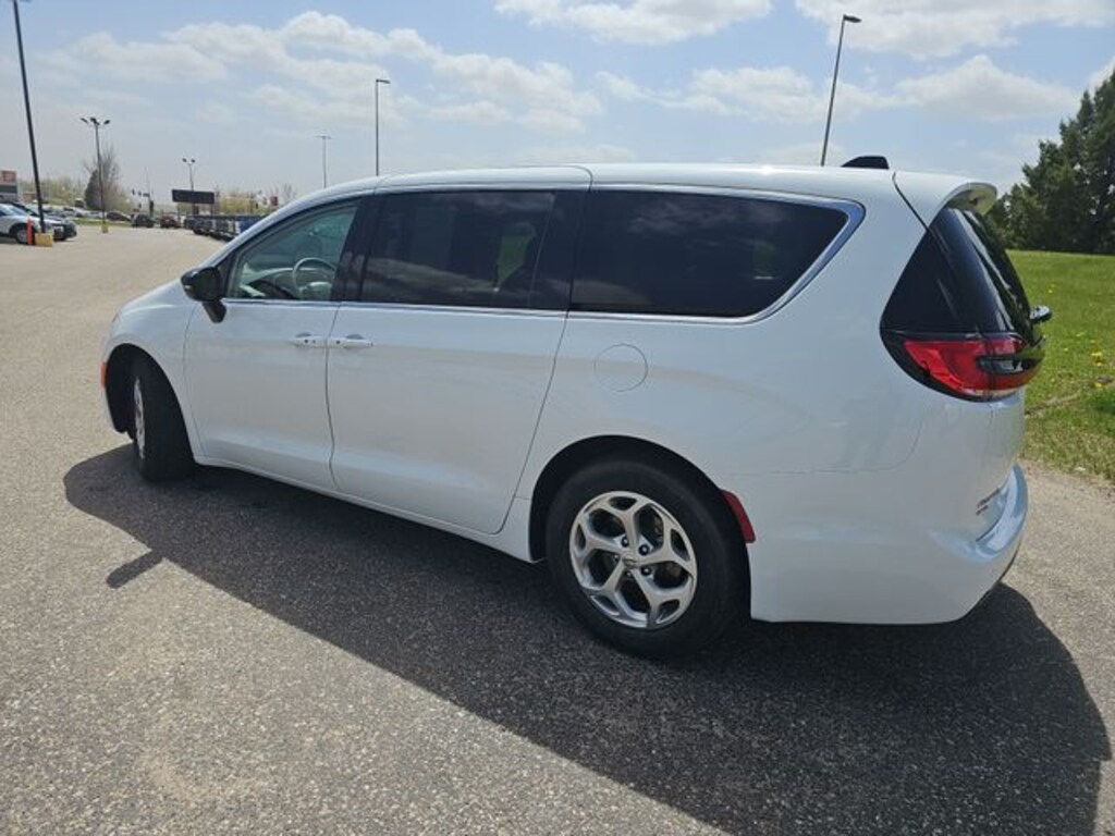 Used 2024 Chrysler Pacifica Limited Minivan/Van