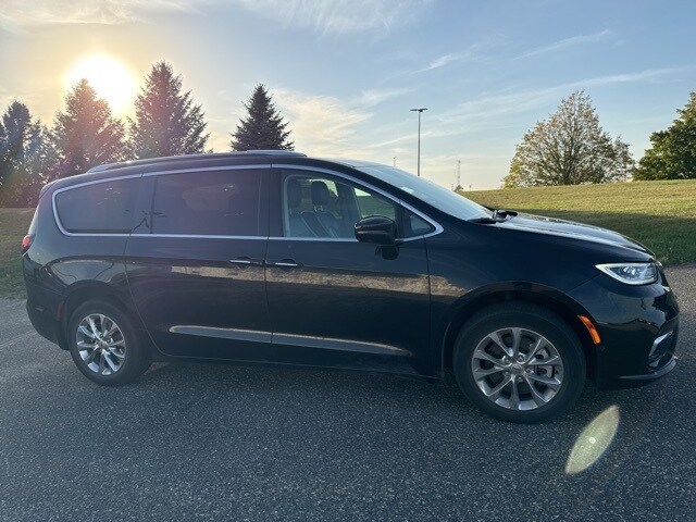 2021 Chrysler Pacifica Touring L photo 3