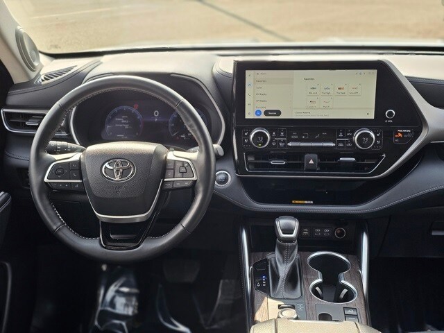 2023 Toyota Highlander Limited photo 2