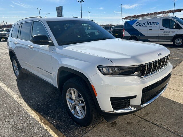2024 Jeep Grand Cherokee Laredo photo 2